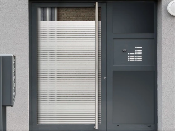 Blickschutz naus Milchglasfolie für Glasflächen in gewerblichen Bereichen