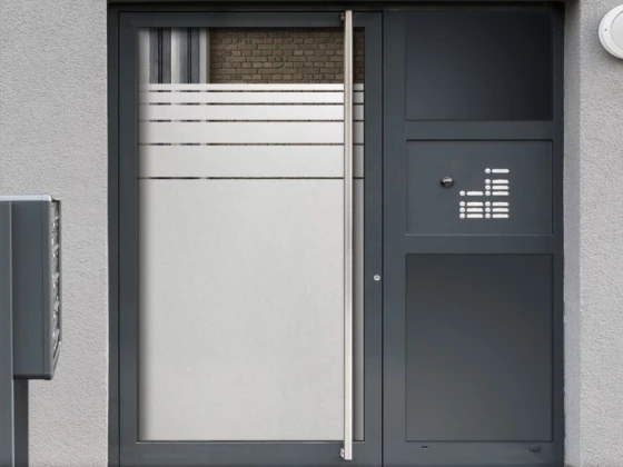 Sichtschutzfolie mit Streifenmuster für Glasflächen im Büro