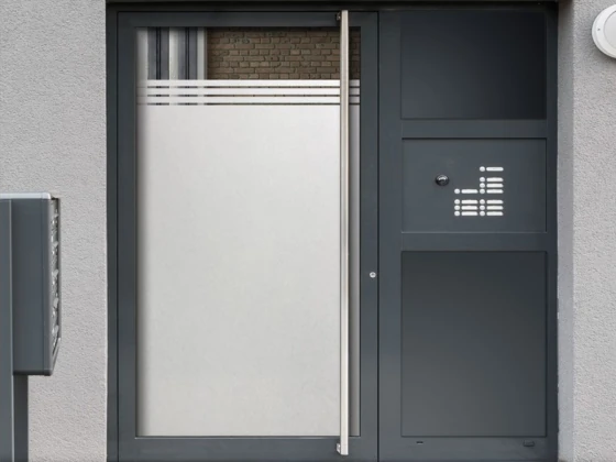 Moderne Sichtschutzlösung für Glasflächen in gewerblich genutzten Räumen