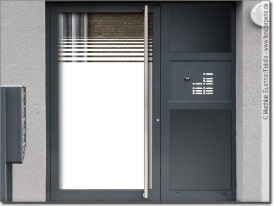 Blickschutzfolie in Streifen Optik für Glastüren und Fenster im gewerblichen Bereich