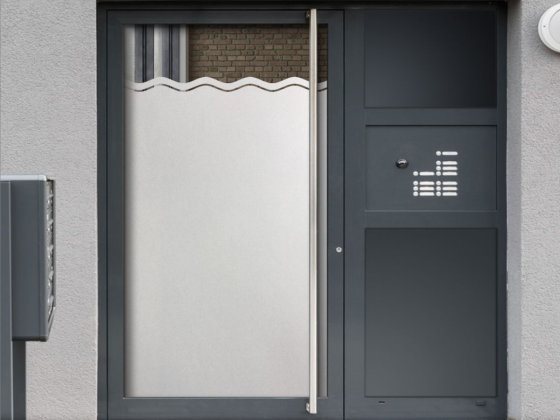 Preview: Blickdichte Klebefolie mit Streifen auf Eingangstür