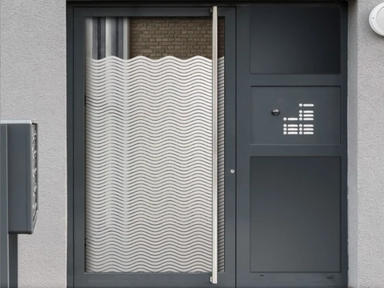 Fenster Blickschutz mit Wellen auf Eingangstür