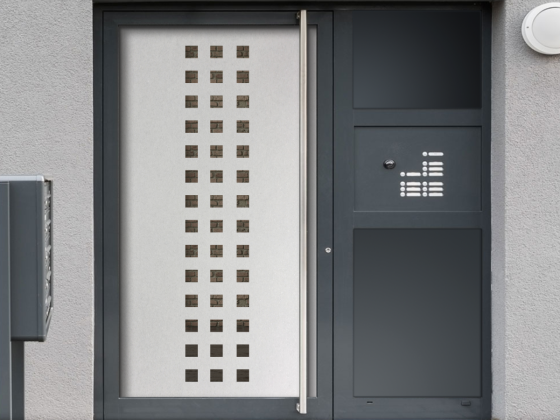 Preview: Fensterfolie anbringen Geschäft Quadrate