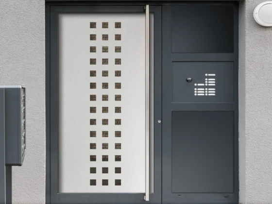 Fensterfolie anbringen Geschäft Quadrate