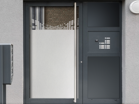 Preview: Fensterfolie mit Quadraten Fluchtpunktperspektive auf Eingangstür