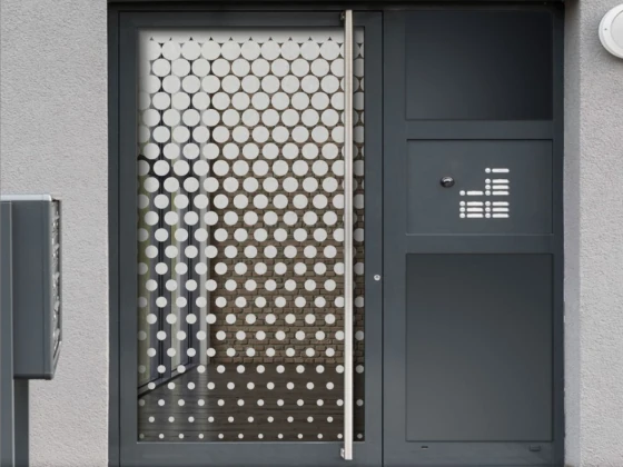 Fensterfolie Kreisverlauf von unten nach oben auf Eingangstür