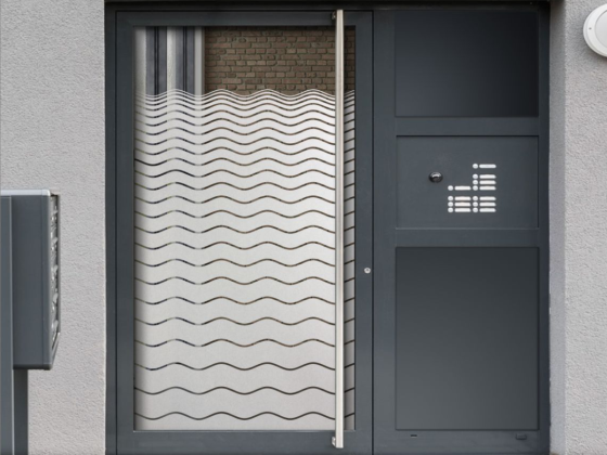 Preview: Fensterfolie mit Wellenlinien nach Maß auf Eingangstür