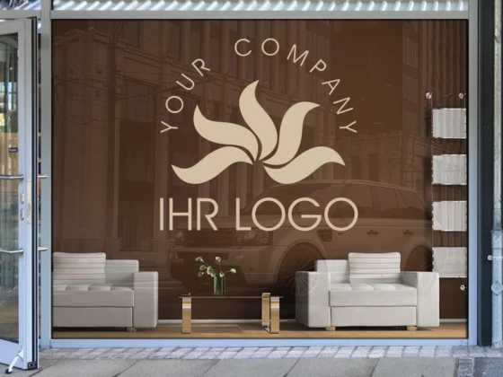 Firmenlogo als Schaufensterbeschriftung auf einem Schaufenster