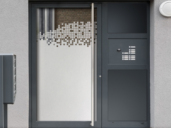 Preview: Milchglasfolie Design Quadrate auf Eingangstüe