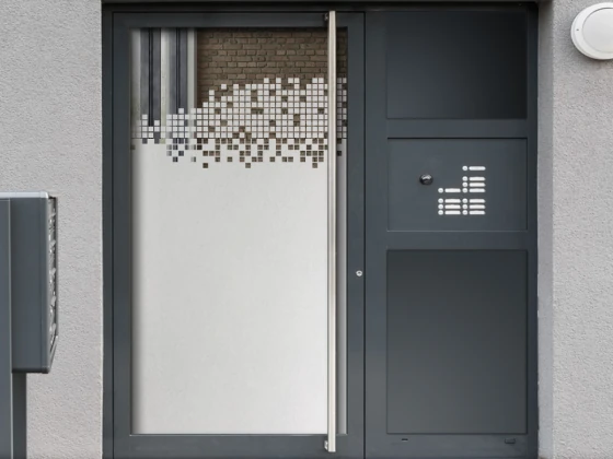 Milchglasfolie Design Quadrate auf Eingangstüe