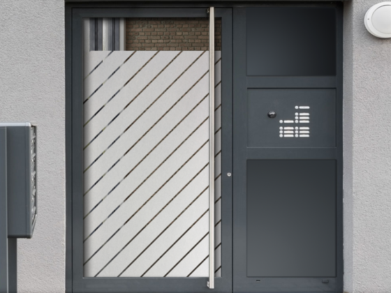 Preview: Milchglasfolie Diagonalstreifen 10/1 auf Eingangstür