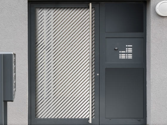 Preview: Milchglasfolie Diagonalstreifen 3/1 auf Eingangstür