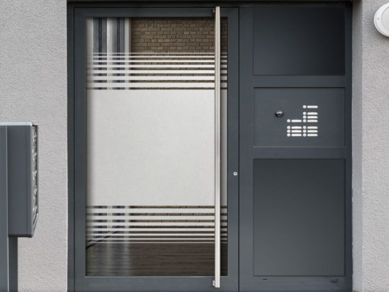 Preview: Milchglasfolie Gestreift 28/2 auf Eingangstür