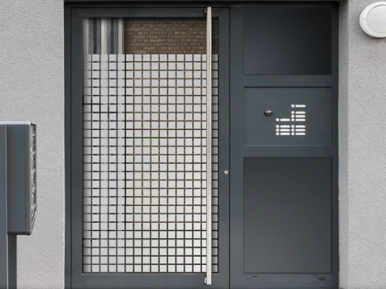 Milchglasfolie Kacheln auf Eingangstür