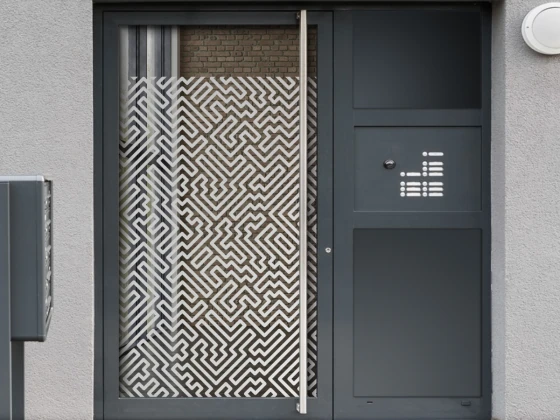 Milchglasfolie Labyrinth auf Eingangstür