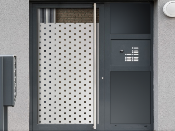 Preview: Milchglasfolie Punktmuster auf Eingangstür