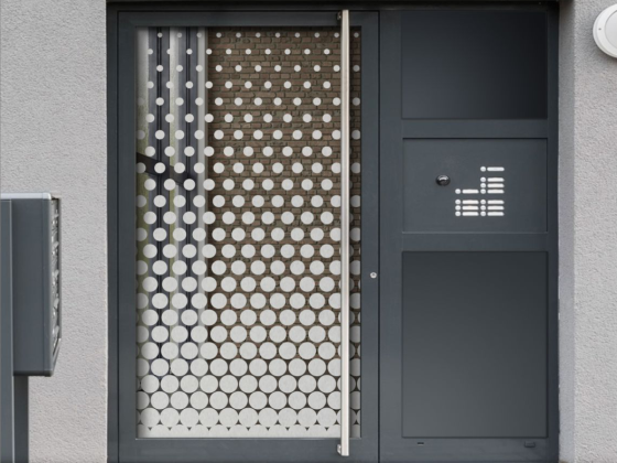 Preview: Milchglasfolie Punktverlauf von oben nach unten auf Eingangstür