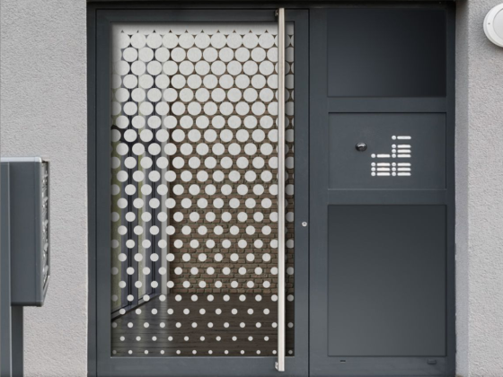 Preview: Milchglasfolie Punktverlauf von unten nach oben auf Eingangstür