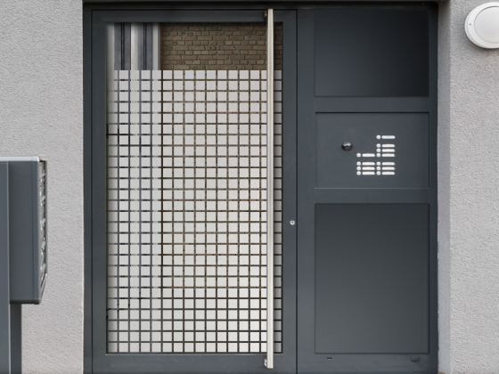 Preview: Milchglasfolie Quadrate auf Eingangstür