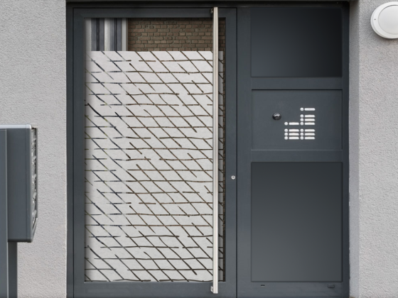 Preview: Milchglasfolie Rautenmuster auf Haustür