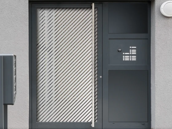 Milchglasfolie Schrägstreifen auf Eingangstür