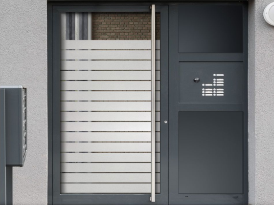 Preview: Milchglasfolie Streifen 10/1 auf Eingangstür