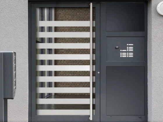 Milchglasfolie Streifen 10/10 auf Eingangstür