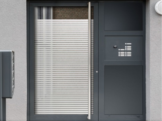 Preview: Milchglasfolie Streifen 3/0,5 cm auf Eingangstür