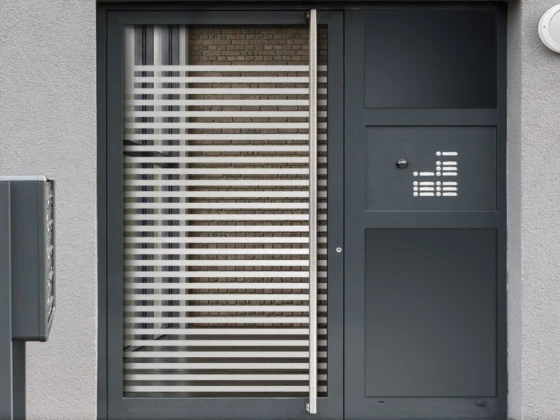 Milchglasfolie Streifen 3/3 auf Eingangstür