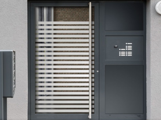 Preview: Milchglasfolie Streifen 5/3 auf Eingangstür