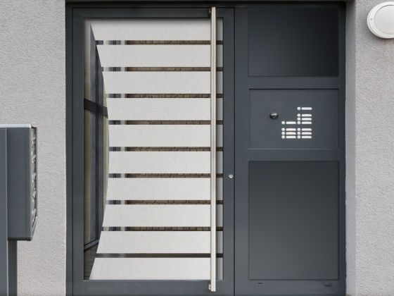 Preview: Milchglasfolie Streifenbogen auf Eingangstür