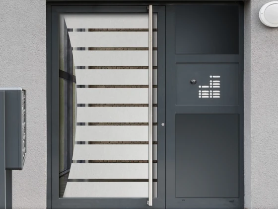 Milchglasfolie Streifenbogen auf Eingangstür