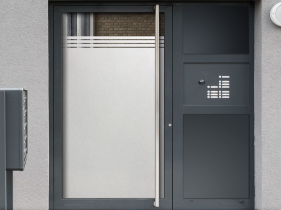 Preview: Milchglasfolie Streifen 12/1 auf Eingangstür