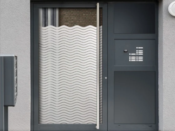 Milchglasfolie Wellen 5/0,5 auf Eingangstür