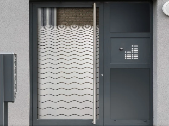 Milchglasfolie Wellen Verlauf auf Eingangstür