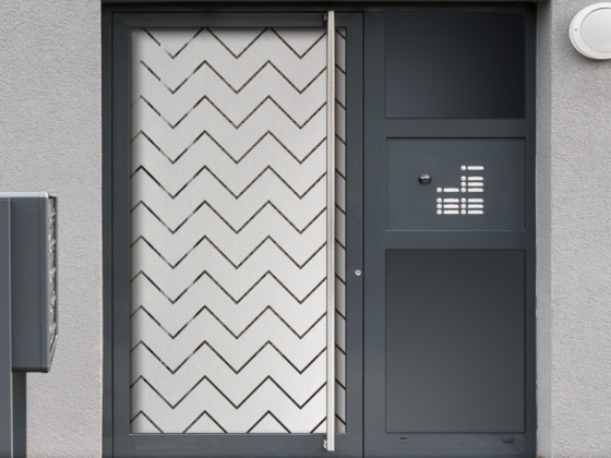 Preview: Milchglasfolie Zickzackmuster auf Eingangstür