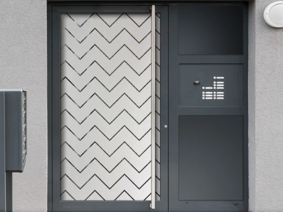 Milchglasfolie Zickzackmuster auf Eingangstür