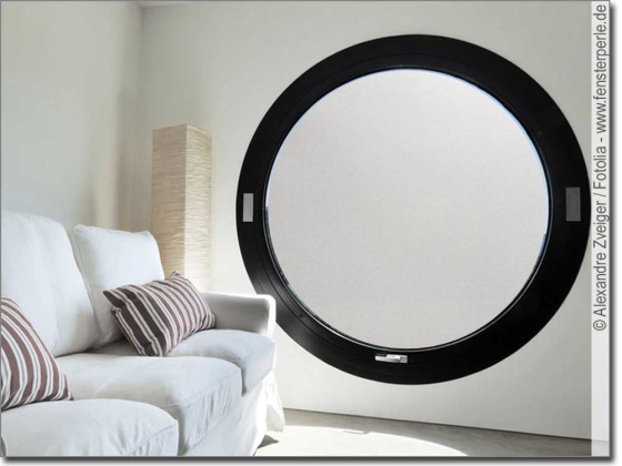 Preview: Runde Sichtschutzfolie in Milchglasoptik auf Eingangstür