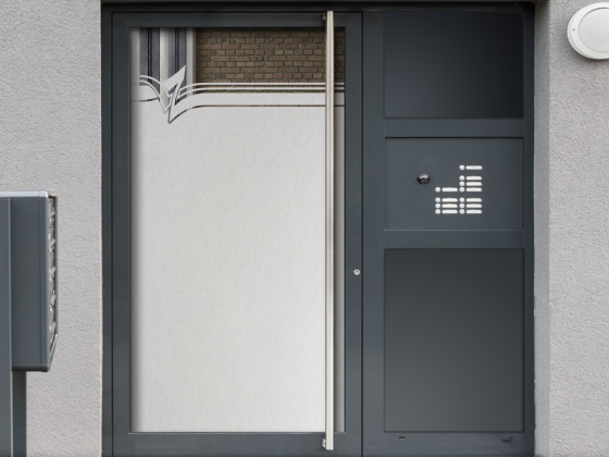 Preview: Milchglasfolie als moderner Sichtschutz auf Eingangstür