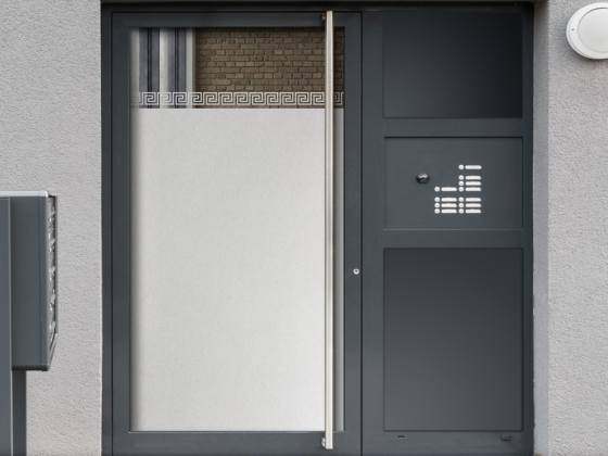 Preview: Blickdichte Klebefolie griechische Bordüre auf Eingangstür