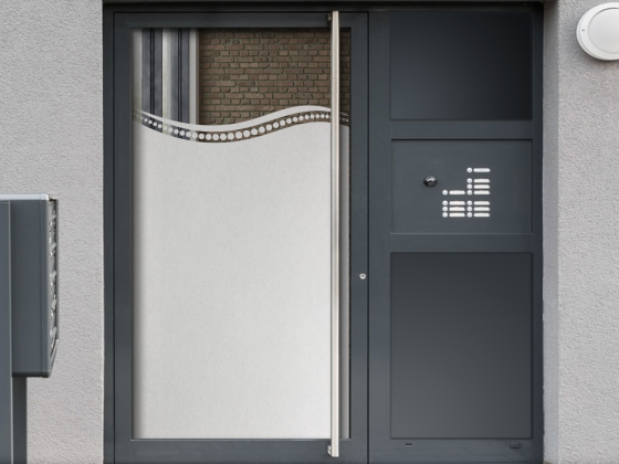 Preview: Sichtschutz Modernes Wellen Design - Blickdichte Glasfolie in moderner Optik auf Eingangstür