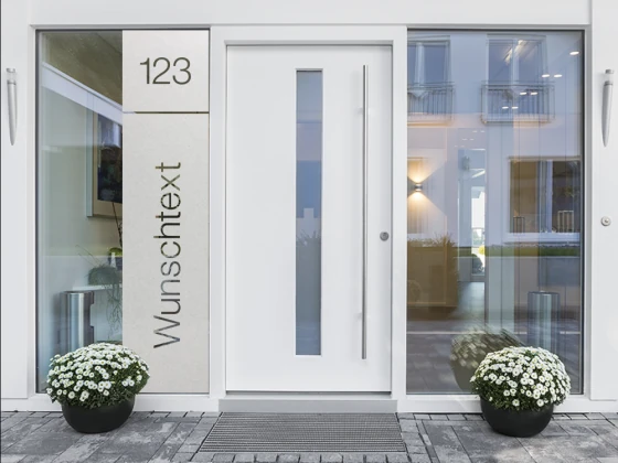 Sichtschutzfolie Eingangstür mit Wunschtext auf Glaselement neben der Haustür