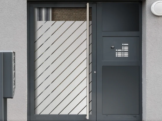 Sichtschutzfolie Gewerbe Diagonalstreifen 10/1 auf eingangstür