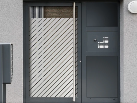 Sichtschutzfolie Gewerbe Diagonalstreifen 5/1 auf Eingangstür