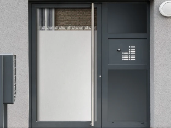 Sichtschutzfolie Gewerbe Griechische Bordüre auf Eingangstür