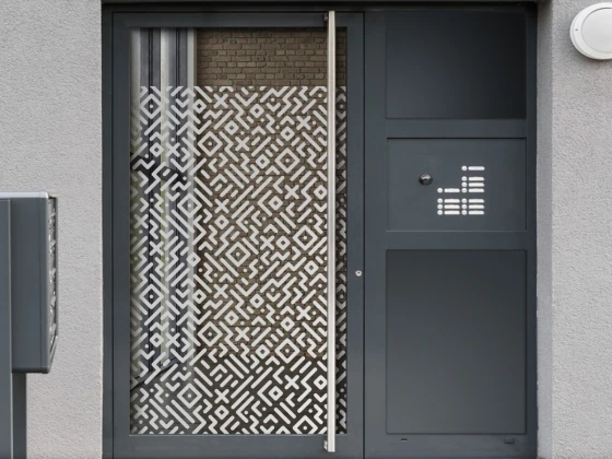 Sichtschutzfolie Gewerbe Pixelmuster auf Eingangstür