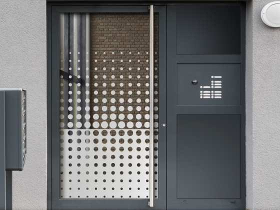 Sichtschutzfolie Gewerbe Punktmatrix auf Eingangstür