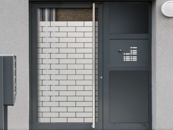 Sichtschutzfolie Gewerbe Steinmauer auf Eingangstür