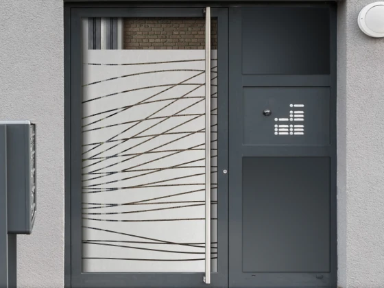 Sichtschutzfolie Streifendesign auf Eingangstür