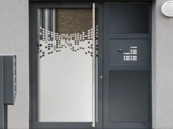 Selbstklebende Sichtschutzfolie mit dem Design verformter Quadrate auf Eingangstür